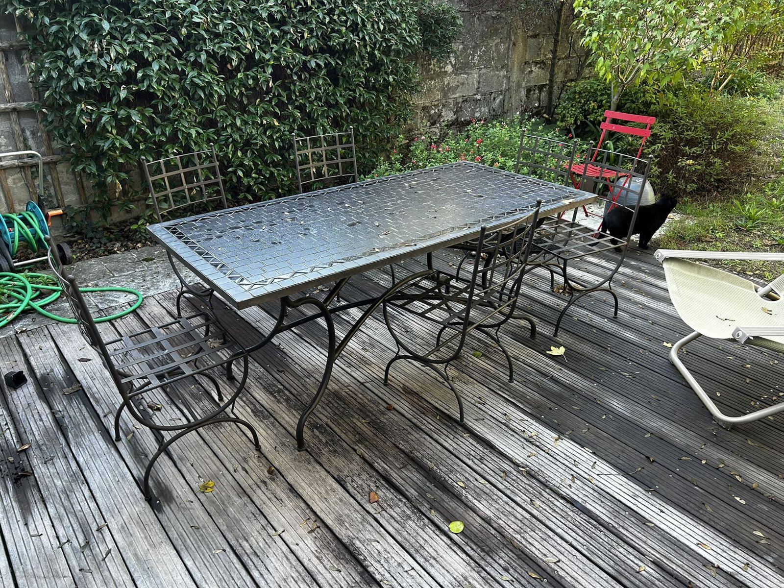 La terrasse, ses chaises et sa table en mosaïque.