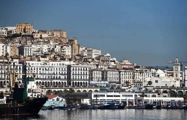 Alger vue du port : la ville blanche sur la colline.