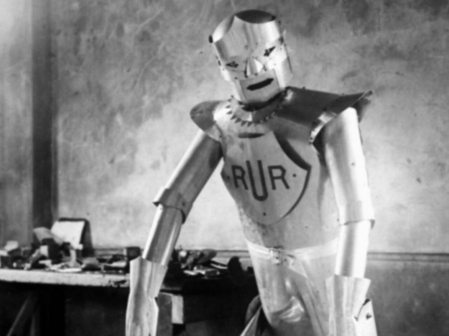 Photographie ancienne d’un robot de métal marqué R.U.R.