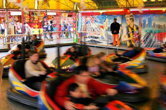 Des autos tamponneuses dans une fête foraine.