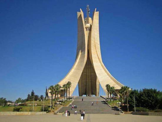 Le monument des Martyrs, à Alger, sous un ciel bleu.